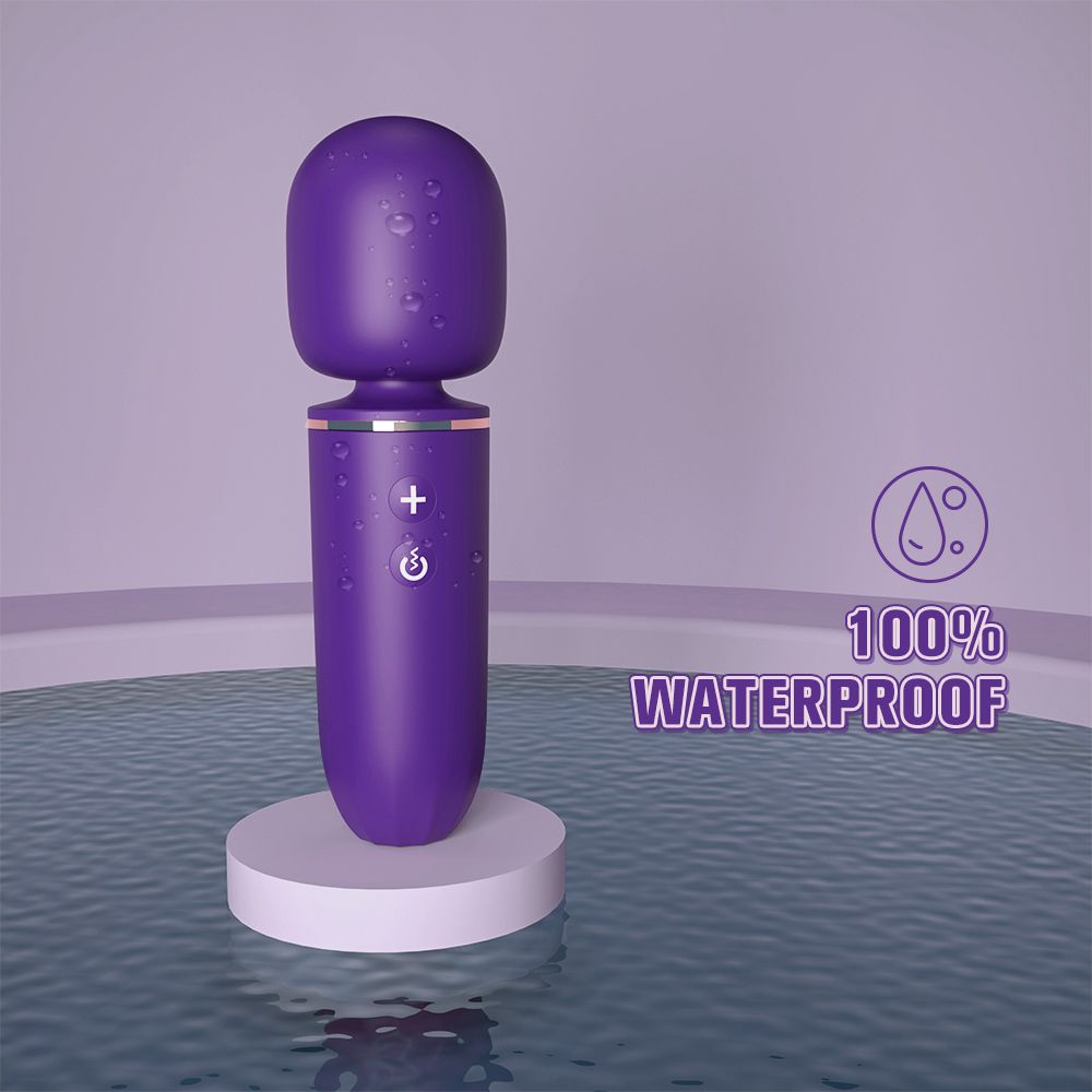 Lila Massagegerät auf Podest in Wasser. 100% wasserdicht. Bedienknöpfe. Silberne Akzente.