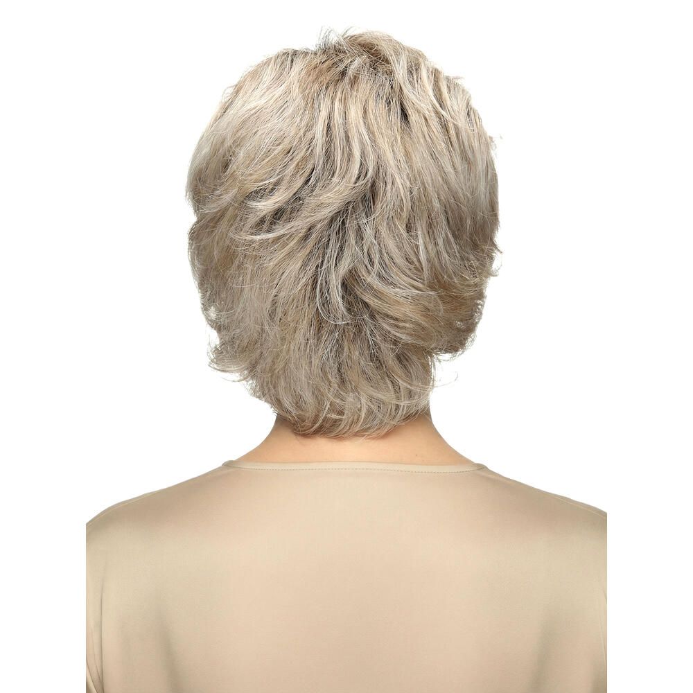 Rückansicht einer Kurzhaarperücke mit grauen Strähnen. Frau mit beigem Oberteil. Frisur mit Volumen.