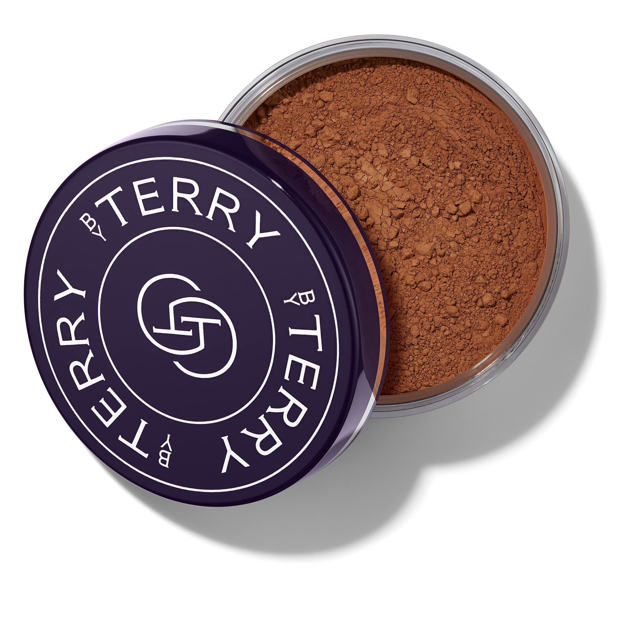 Runde Dose mit Deckel. Deckel mit Logo und Schriftzug "BY TERRY". Dose mit braunem Puder gefüllt.