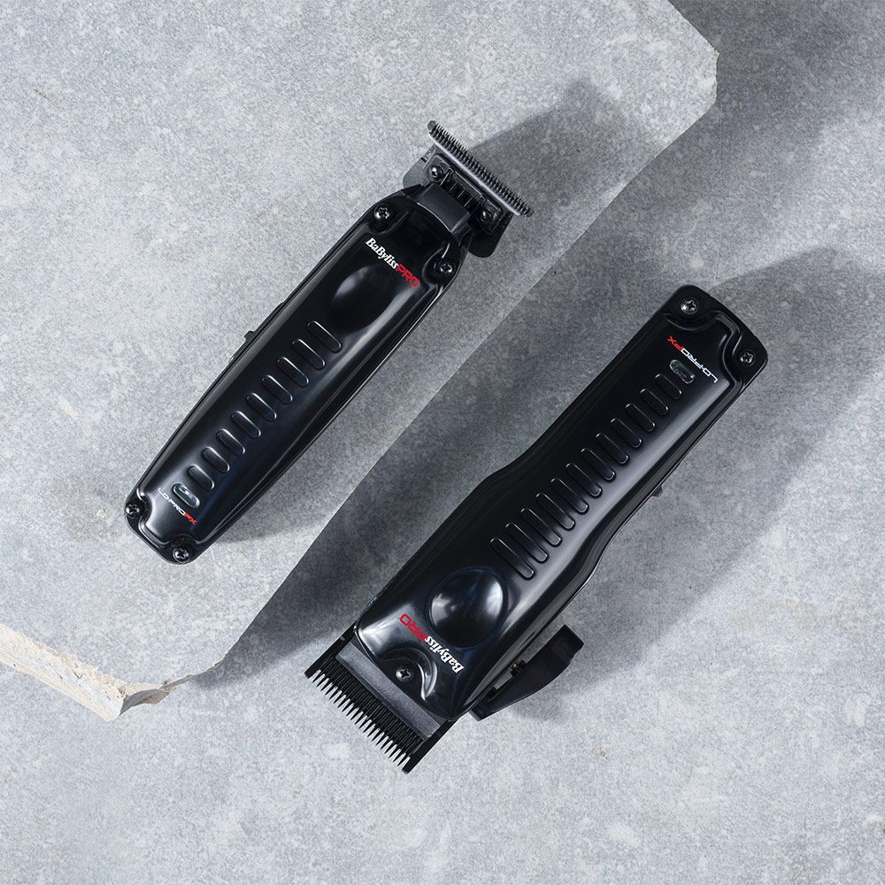 Zwei schwarze Trimmer. Marke BaByliss Pro. Auf grauem Untergrund. Unterschiedliche Winkel. Logo und Schriftzug.