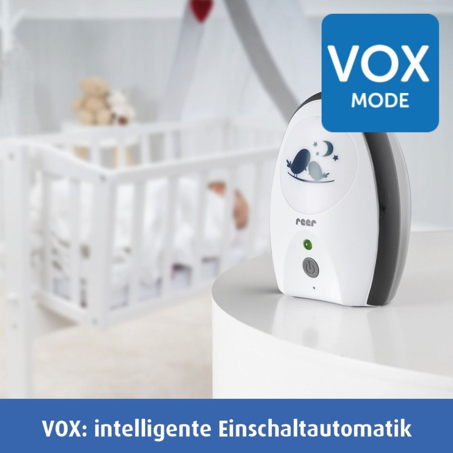 Babyphone mit Nachtlichtfunktion und Vogelmotiv in einem Kinderzimmer.