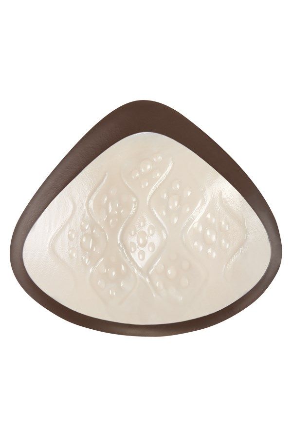 Brustprothese, dreieckig, mit braunem Rand. Innenseite mit wellenförmigem Muster und Noppen. 