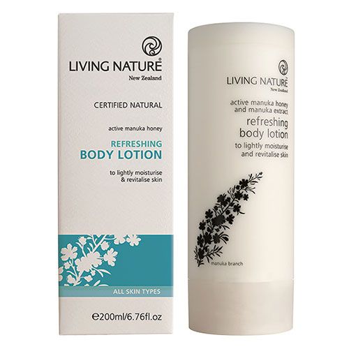 Körperlotion in weißer Flasche und Karton. Aufschrift: Living Nature, Refreshing Body Lotion. Zertifiziert natürlich.