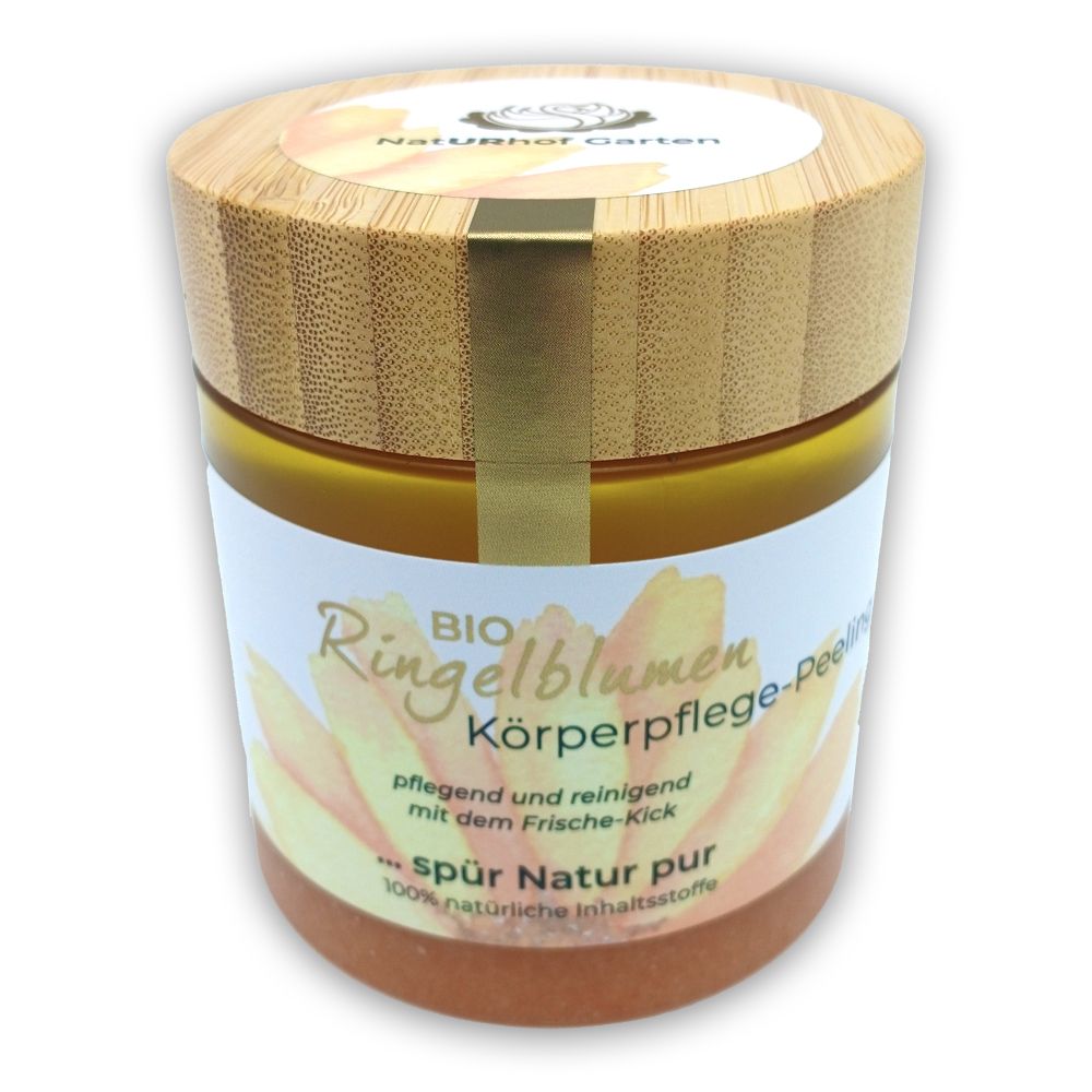 Zylindrisches Glas mit Holzdeckel. Aufkleber mit Text: BIO Ringelblumen Körperpflege Peeling. Goldener Streifen. Natürliche Inhaltsstoffe.