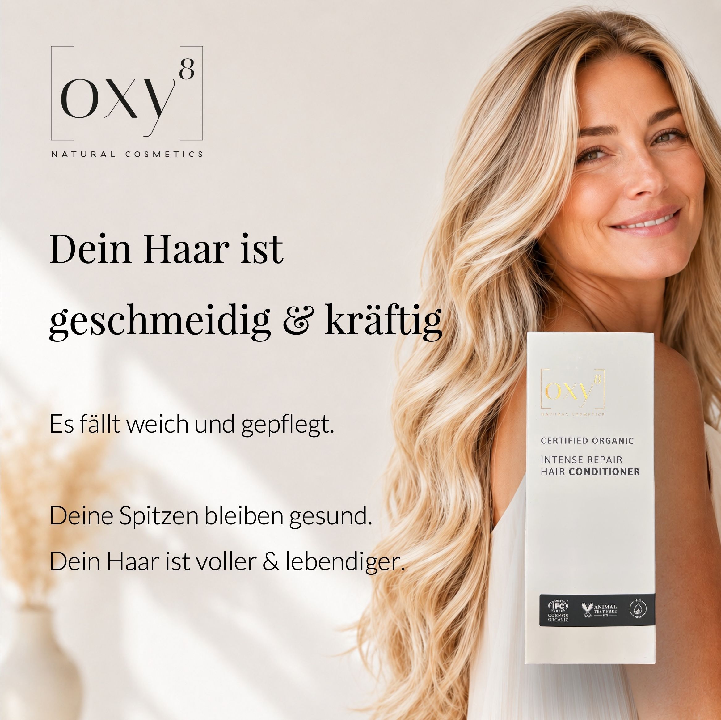 Frau mit blonden Haaren. Neben ihr eine Produktverpackung mit Text. Text auf Deutsch.