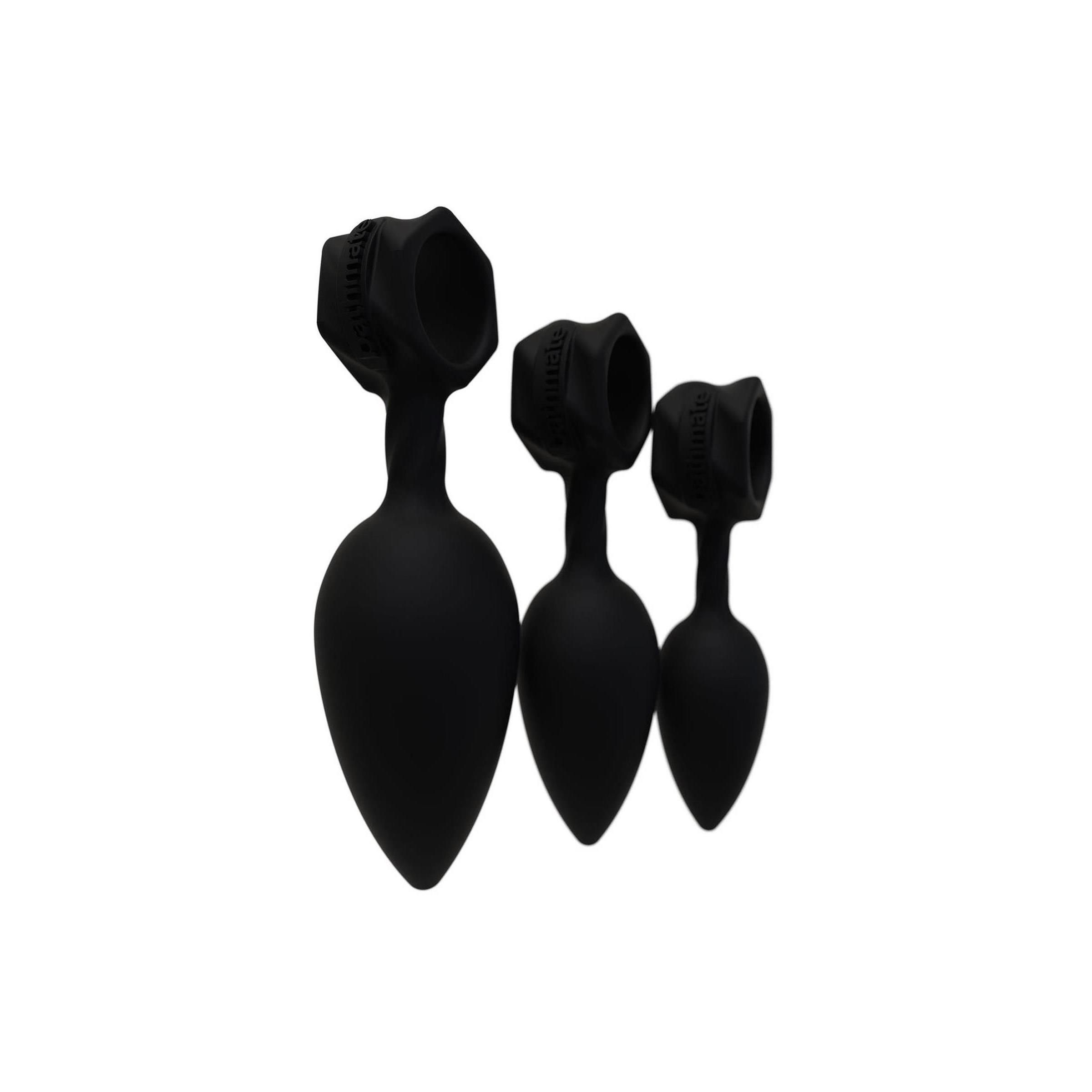 Drei schwarze Anal-Trainings-Plugs mit Ring. Unterschiedliche Größen. Kegelförmige Spitze. Ringförmiger Griff.