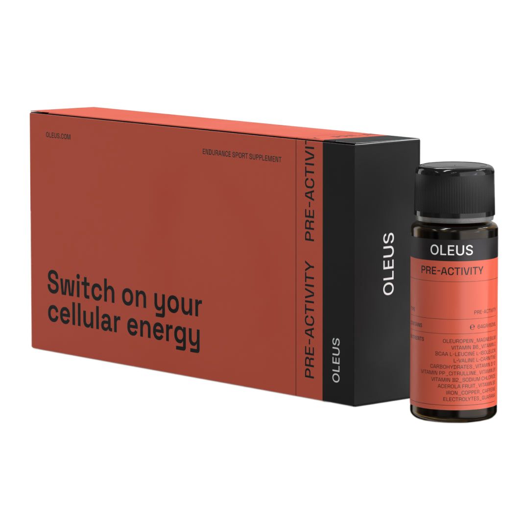 Eine Flasche und eine rechteckige Verpackung. Flasche: braun mit schwarzem Deckel. Verpackung: orange und schwarz mit weißer Schrift.