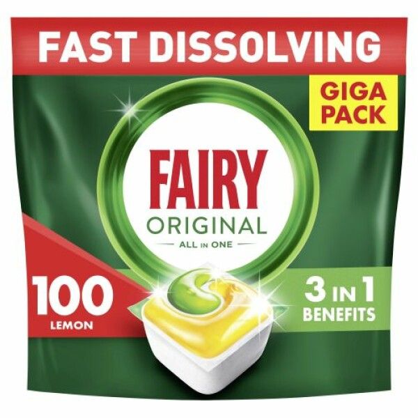 Eine grüne Fairy Original All in One Spülmaschinentabs-Verpackung. Auf der Verpackung steht 'FAST DISSOLVING' und 'GIGA PACK'. Das Produkt ist 'ORIGINAL' mit '100' Tabs und 'Zitrone'. Ein gelbes Tab-Design ist abgebildet.