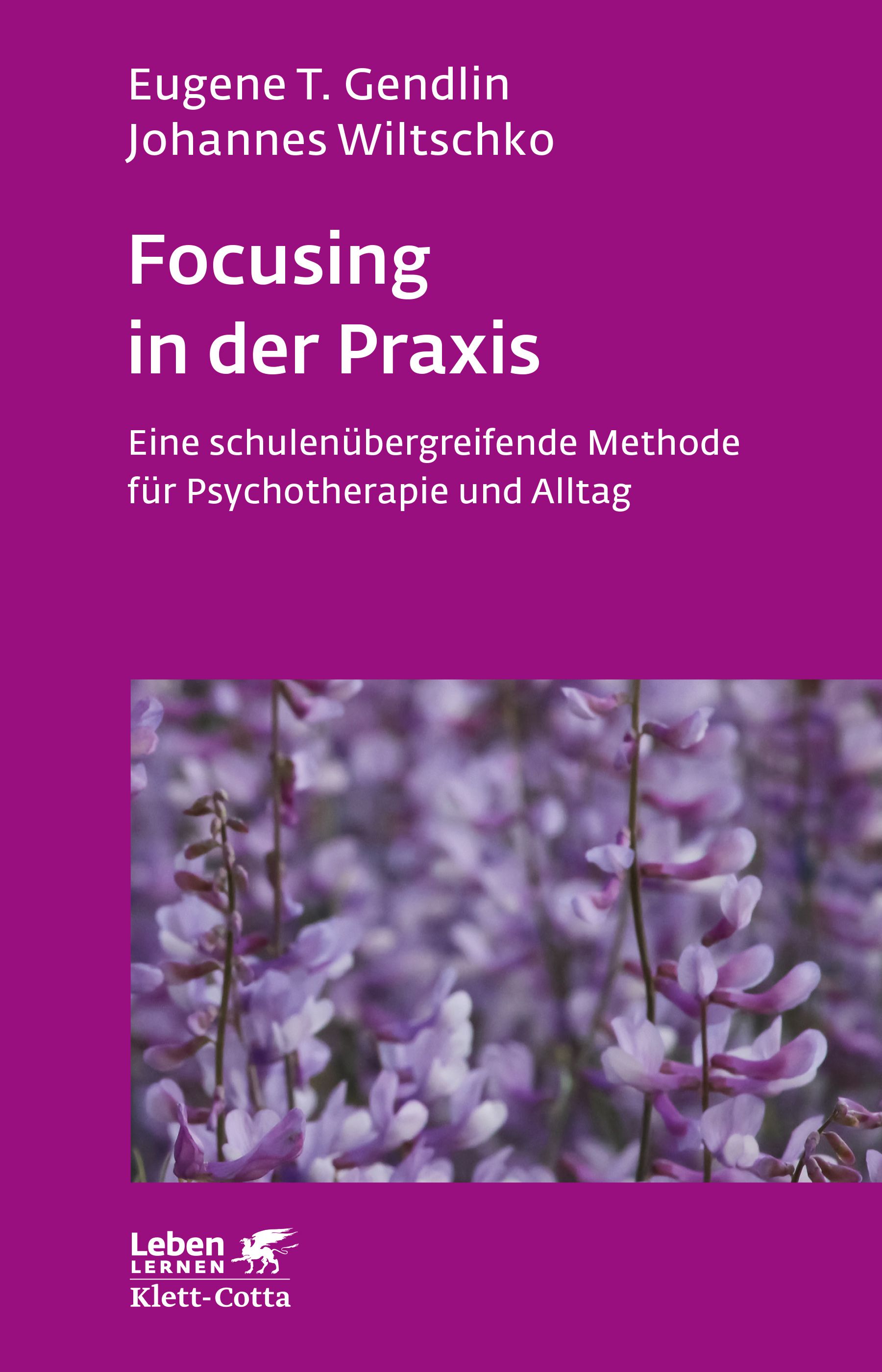 Buchcover: "Focusing in der Praxis". Autoren: Eugene T. Gendlin, Johannes Wiltschko. Verlag Klett-Cotta. Lila Hintergrund mit Blumen.