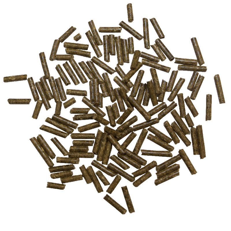 Haufen brauner Pellets. Zylindrische Form. Auf weißem Hintergrund.