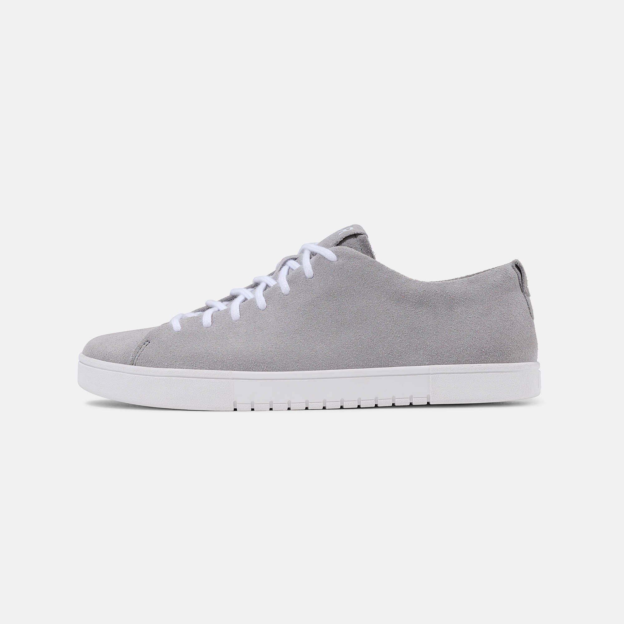 Grauer BÄR Dale 2.0 Schuh. Weiße Schnürsenkel und Sohle. Breite Passform.