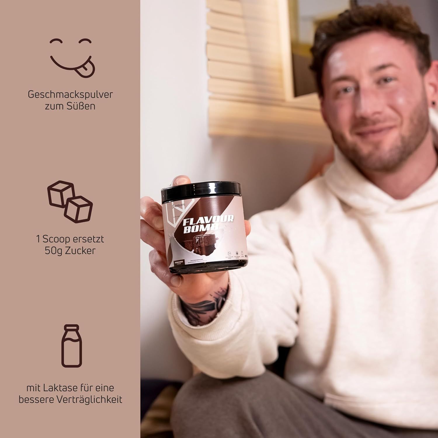 Mann hält Dose mit Aufschrift FLAVOUR BOMB. Text: Geschmackspulver zum Süßen, 1 Scoop ersetzt 50g Zucker, mit Laktase für bessere Verträglichkeit.