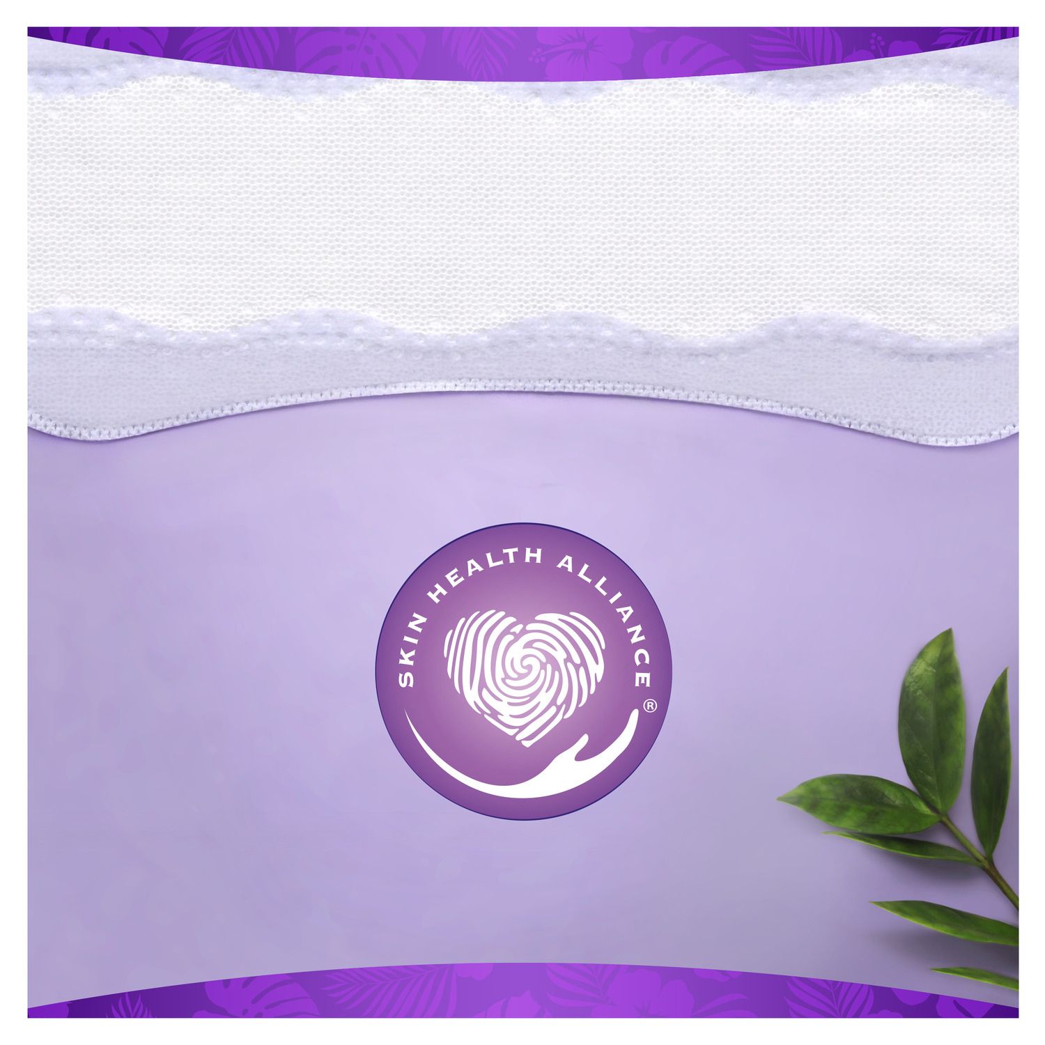 Nahaufnahme einer Always Slipeinlage. Logo der Skin Health Alliance. Blätter als Dekoration.