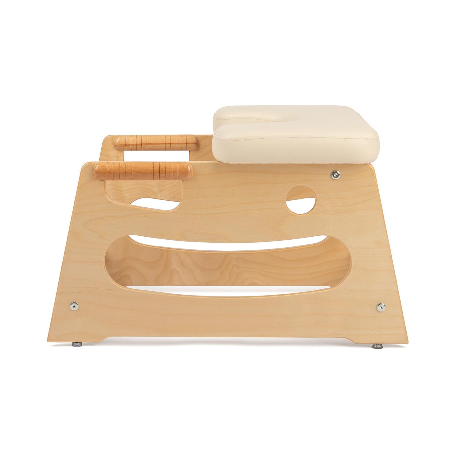 Kopfstandhocker aus Holz mit gepolsterter Auflage. Holzrahmen mit Griffen und Aussparungen. Beige Polsterung.