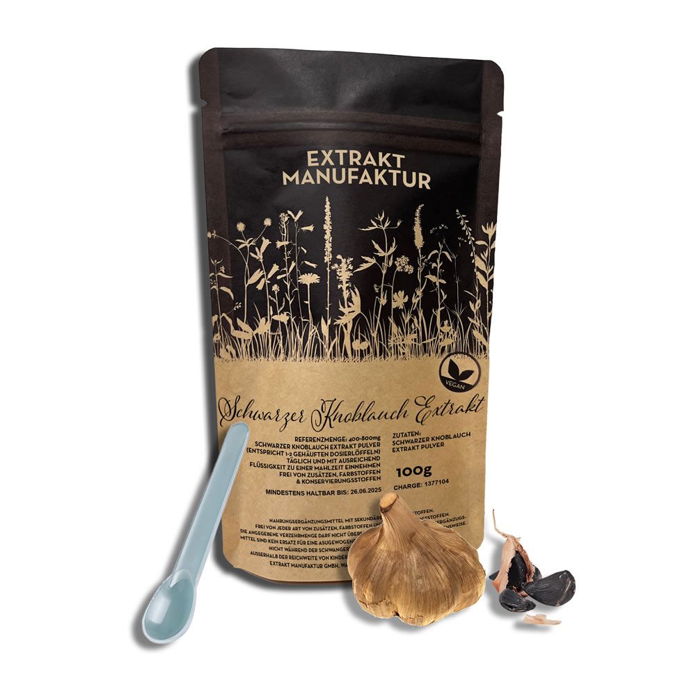 Beutel mit schwarzem Knoblauch Extrakt Pulver, Löffel, Knoblauchzehe und Knoblauchstücke. Aufschrift: Extrakt Manufaktur, Schwarzer Knoblauch Extrakt, 100g.