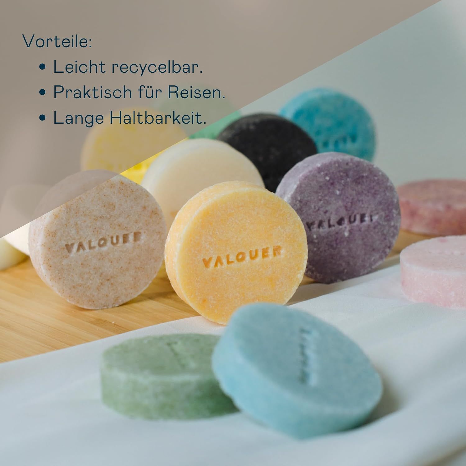 Mehrere runde feste VALQUER Shampoo-Bars in verschiedenen Farben, verpackt in bunten Kartons.