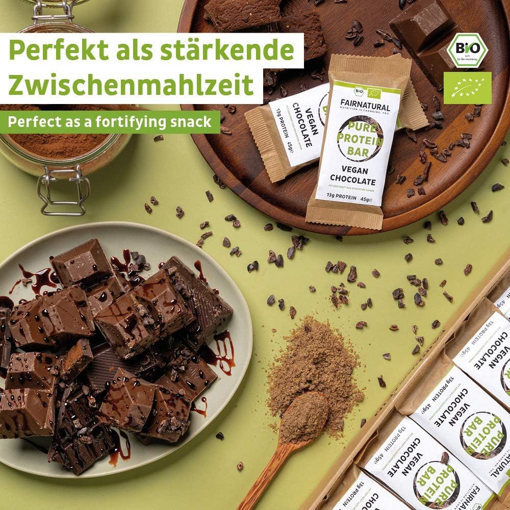 Proteinriegel und Schokoladenstücke auf Tellern und in einer Holzschale. Bio-Siegel. Text: Vegan Chocolate.