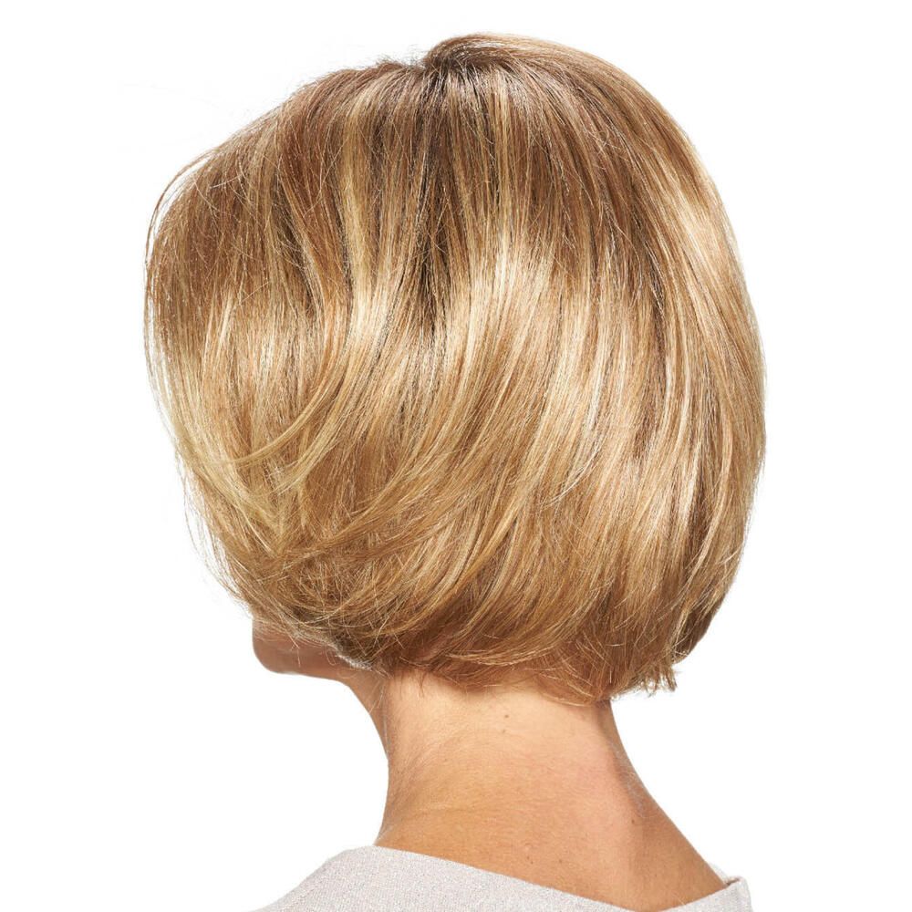 Perücke STOCKHOLM, blond, kurze Haare. Rückansicht. Hellbraune Strähnen. Gestufte Form.