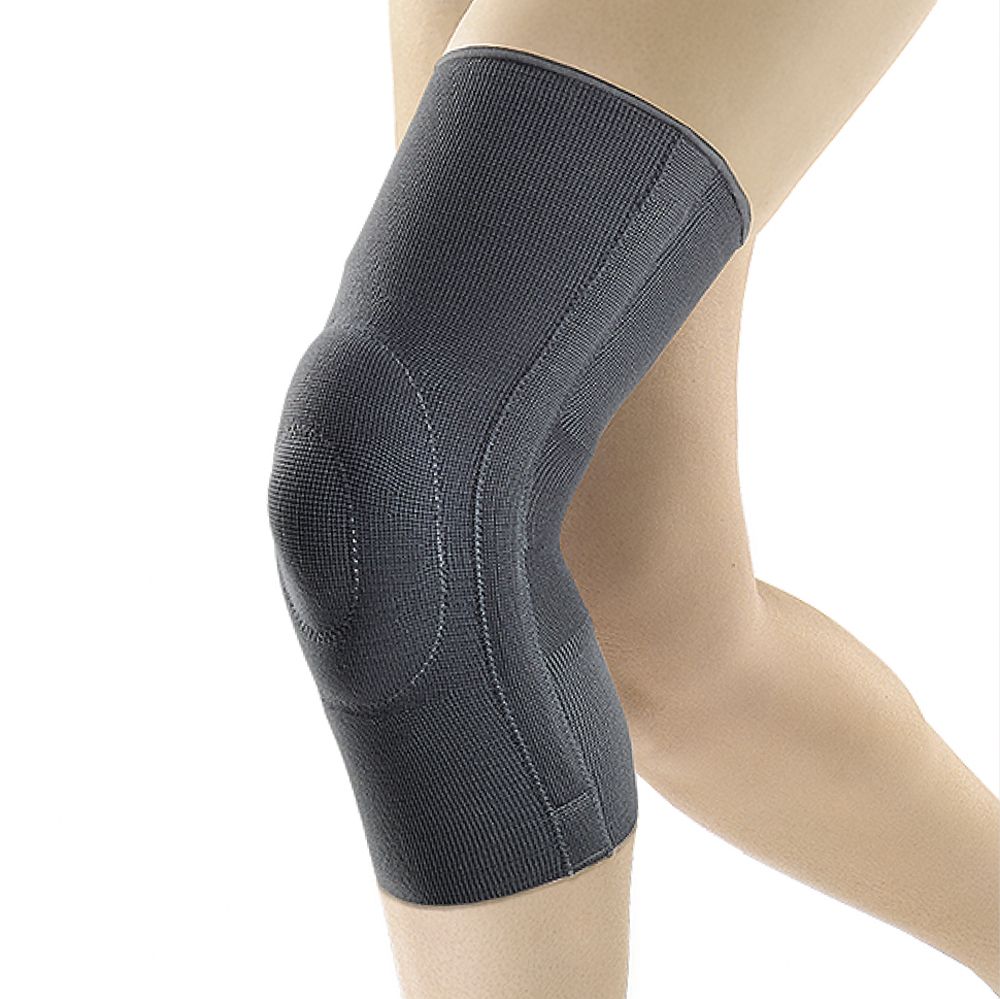 Graue Kniebandage mit anatomischer Passform und Kompressionszonen für den Kniebereich.