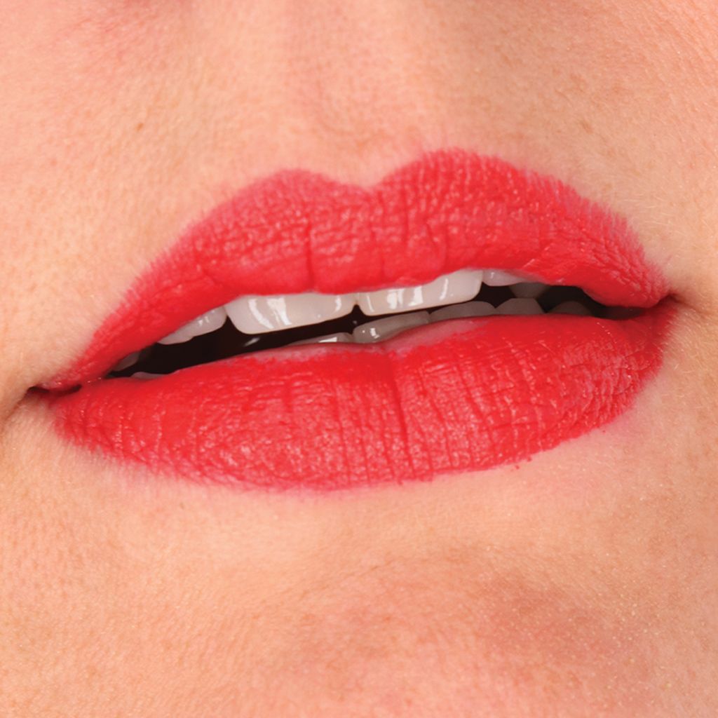 Nahaufnahme von Lippen, die mit rotem Lippenstift bemalt sind. Die Lippen sind geöffnet.