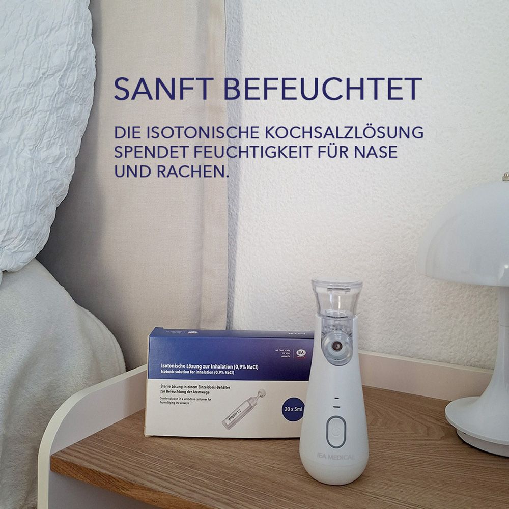 IEA Medical Inhalationsgerät und Kochsalzlösung auf Nachttisch.