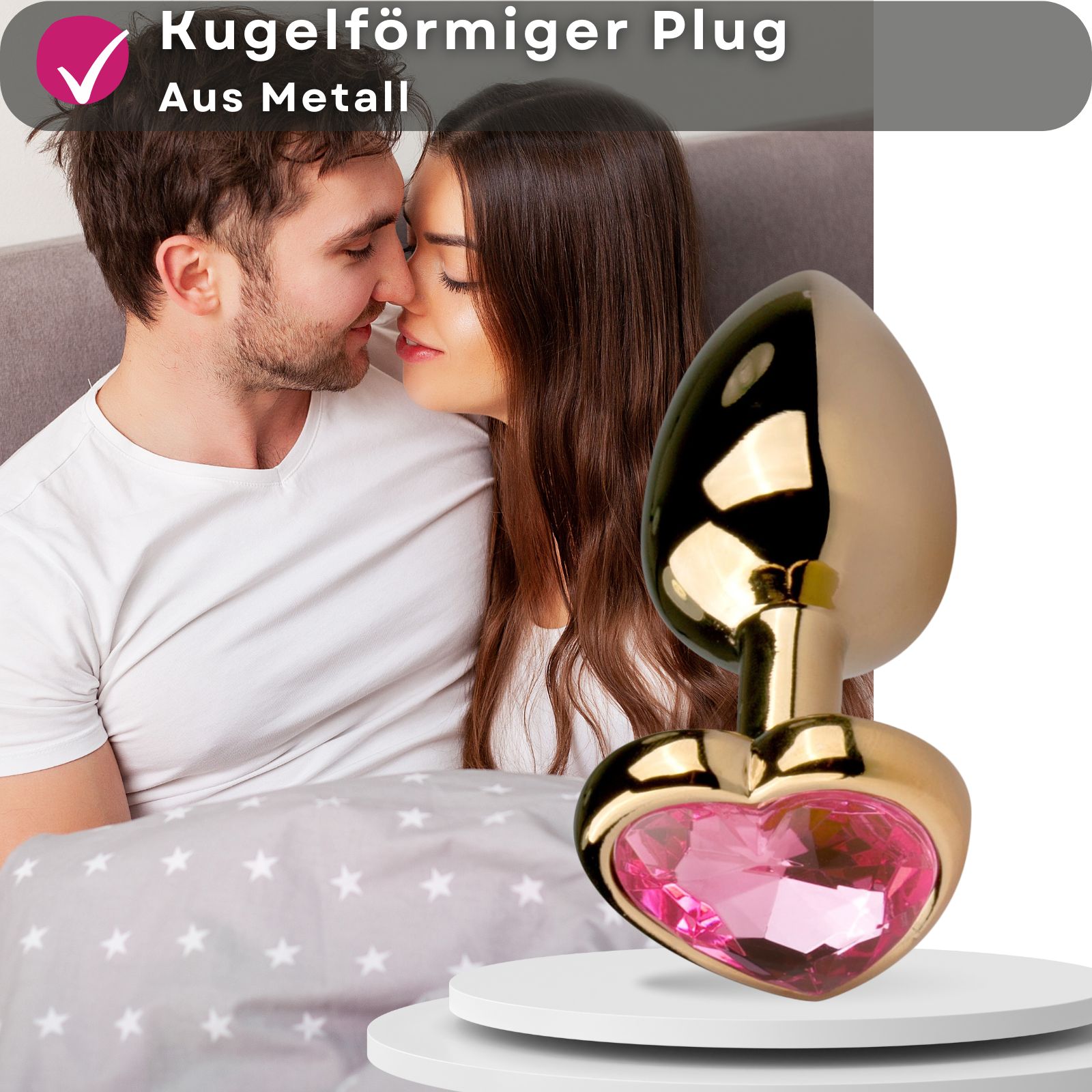 Goldfarbener Analplug mit herzförmigem Zierstein. Paar, Produkt auf Podest.