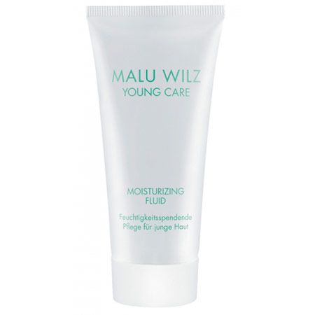 Weißer Tubenbehälter mit grüner Schrift. Enthält die Aufschrift "MALU WILZ YOUNG CARE MOISTURIZING FLUID".