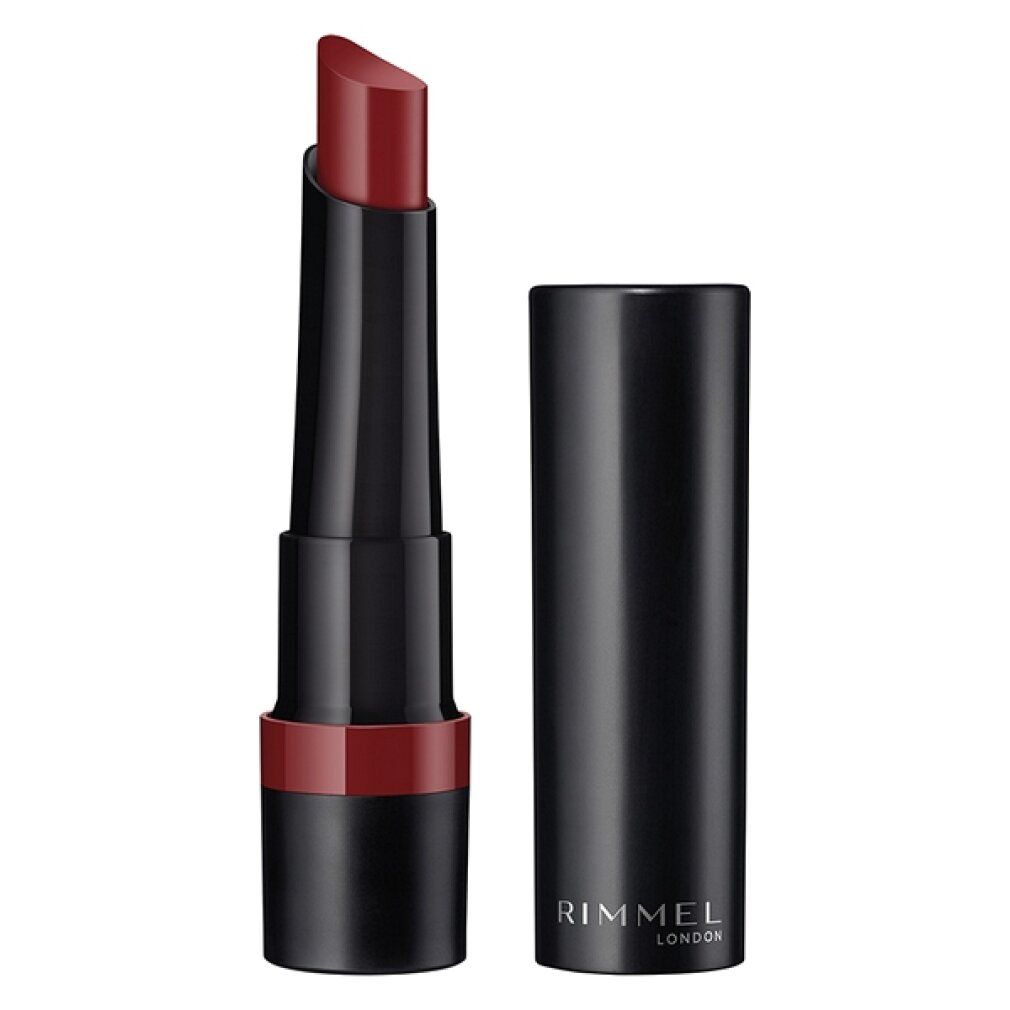 Dunkelroter Lippenstift mit schwarzer Hülse und geöffneter Kappe. Auf der Hülse steht Rimmel London.