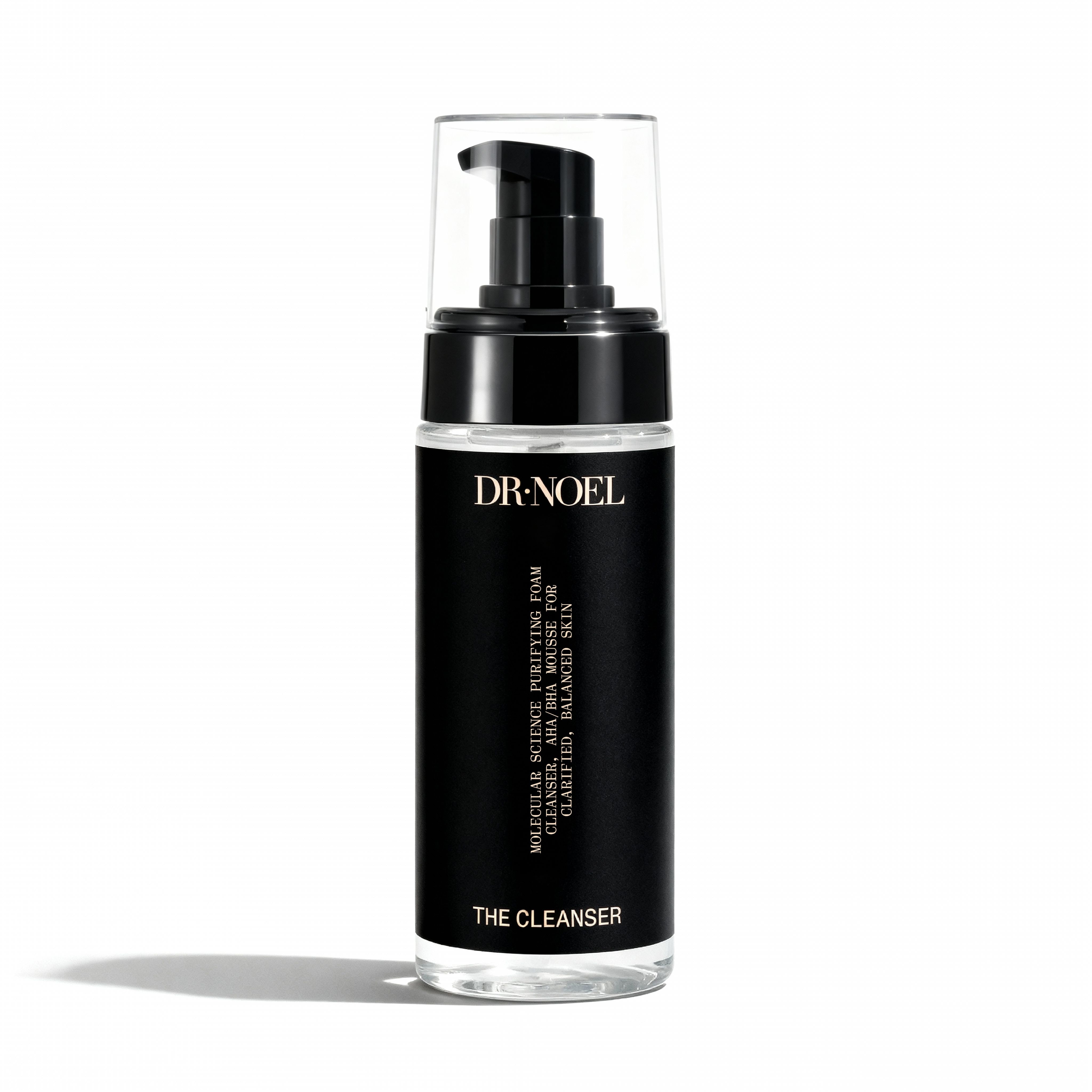 Schwarze Flasche mit Pumpverschluss. Aufschrift: DR. NOEL THE CLEANSER. Text: MOLECULAR SCIENCE PURIFYING FOAM... für reine, ausgeglichene Haut.