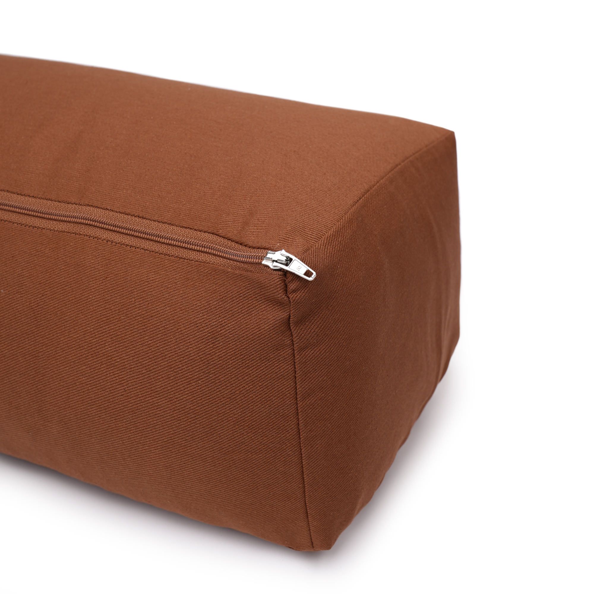 Detailansicht des Reißverschlusses an einem braunen Yogabox-Polster.