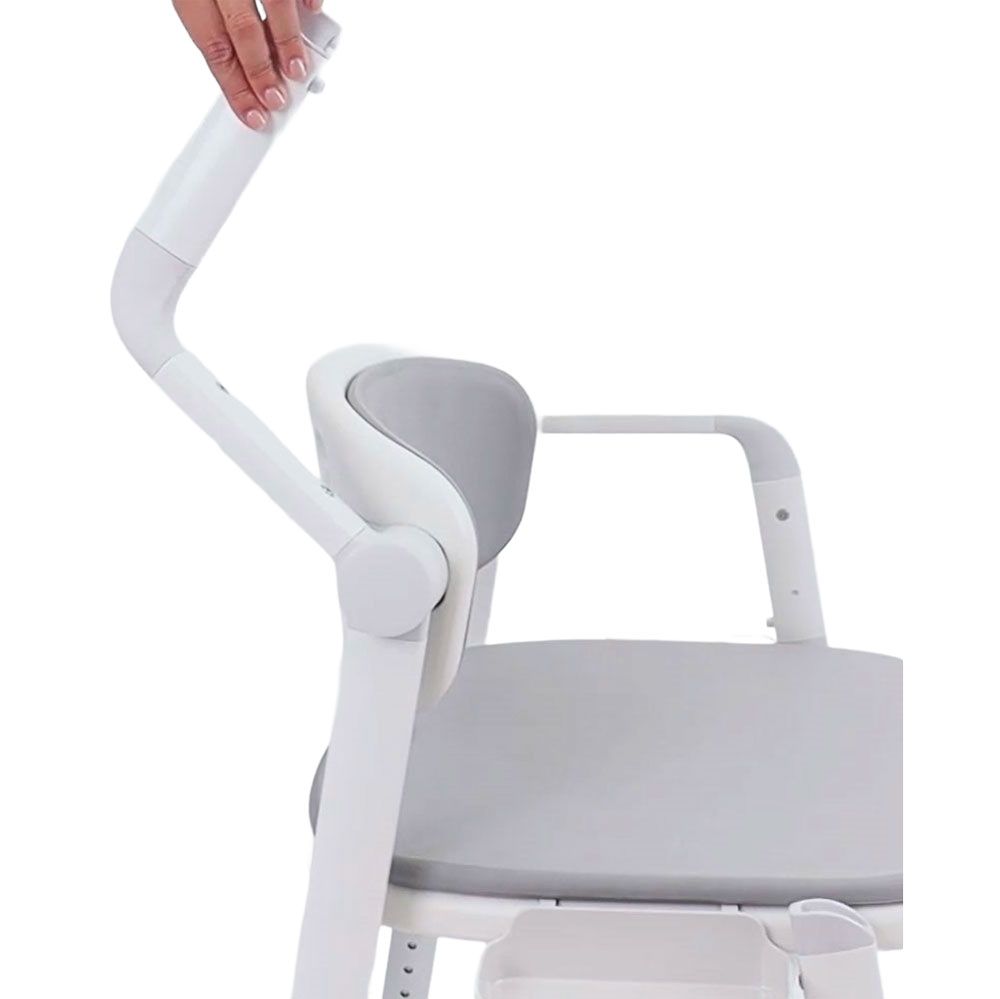 Nahaufnahme eines Toilettenstuhls. Armlehne und Rückenlehne grau. Höhenverstellbar. Weiße Konstruktion.