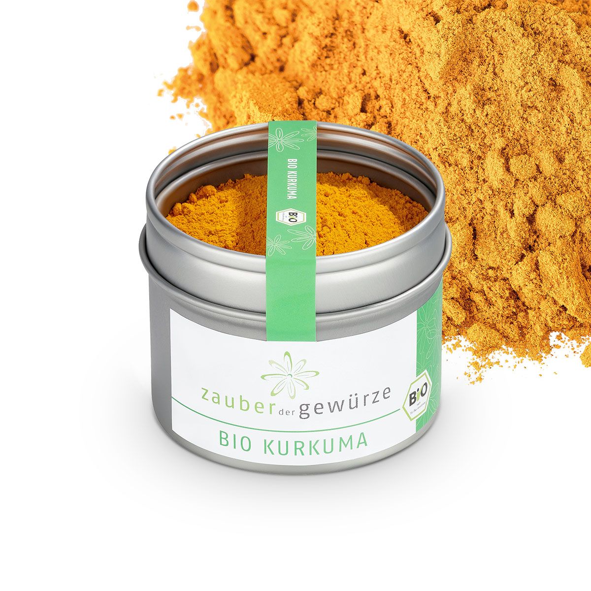 Runde Dose mit gelbem Pulver, daneben gelbes Pulver. Aufkleber mit Schriftzug 'Zauber der Gewürze Bio Kurkuma'. Grün-weißes Etikett 'Bio Kurkuma'.