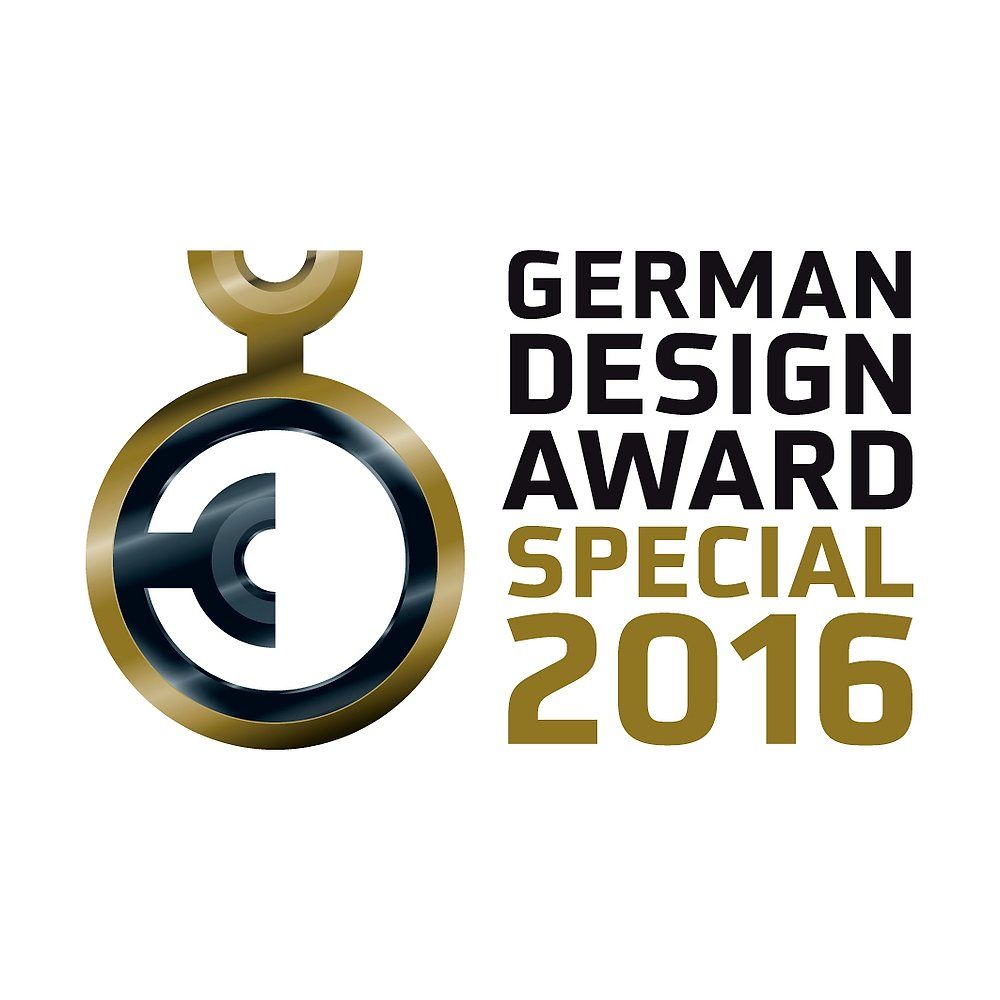German Design Award, Special 2016. Logo mit goldfarbenem Medaillon und Schriftzug.