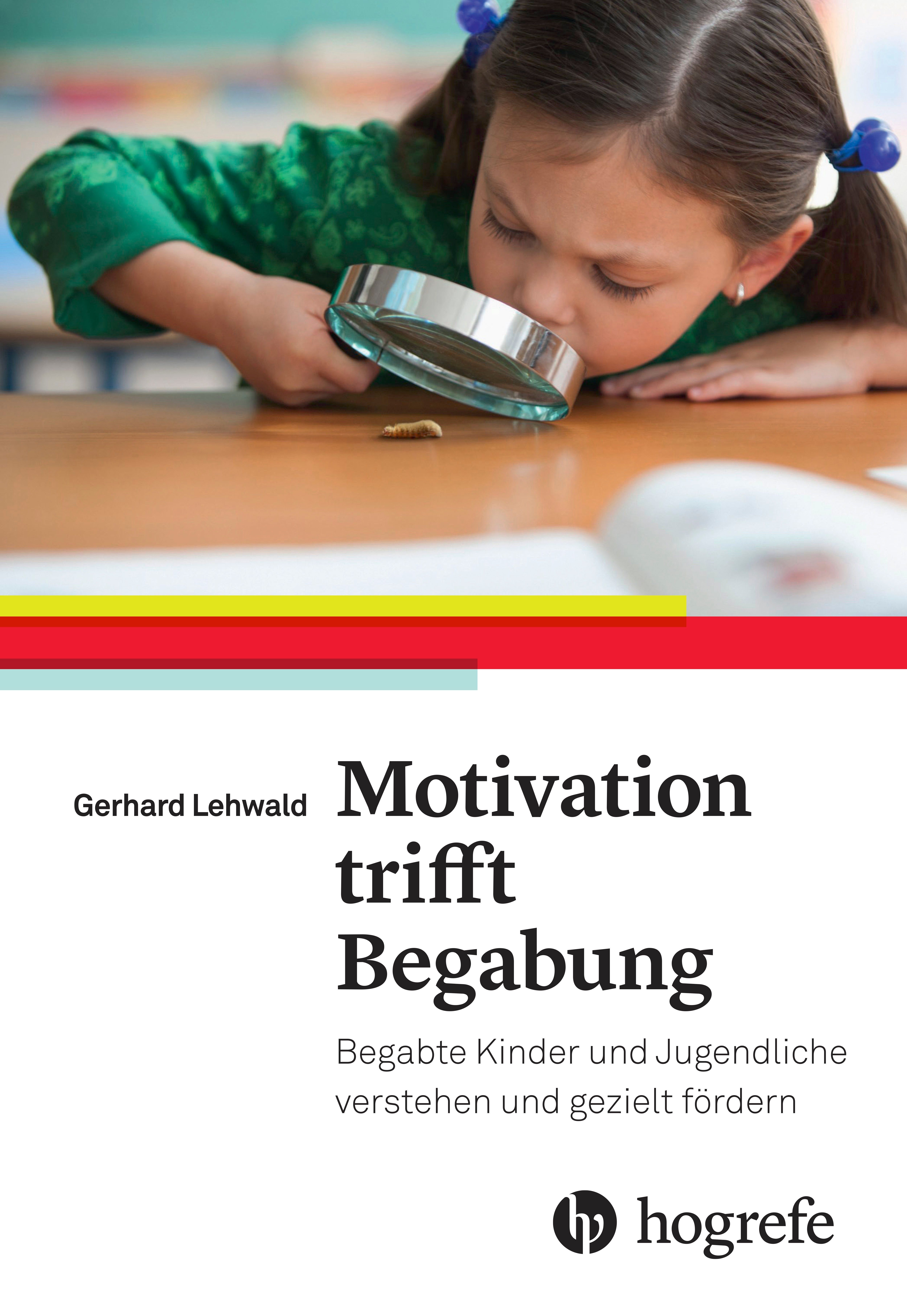 Buchcover: "Motivation trifft Begabung". Kind betrachtet Insekt durch Lupe. Autor: Gerhard Lehwald. Verlag: Hogrefe.