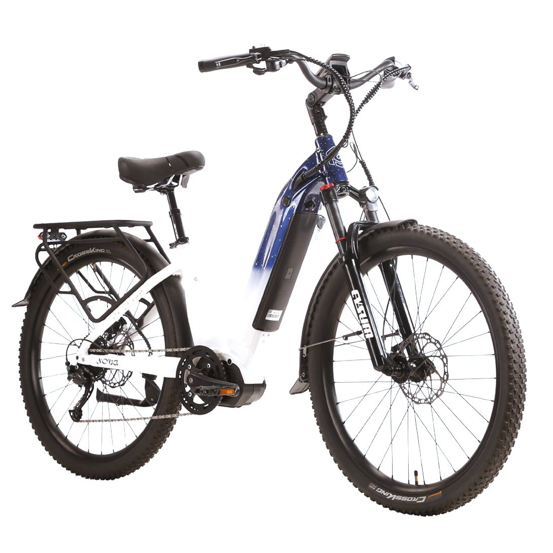 E-Bike mit Mittelmotor, weiß-blau. Schwarze Reifen, Gepäckträger, Sattel. Frontscheinwerfer, Schutzbleche.