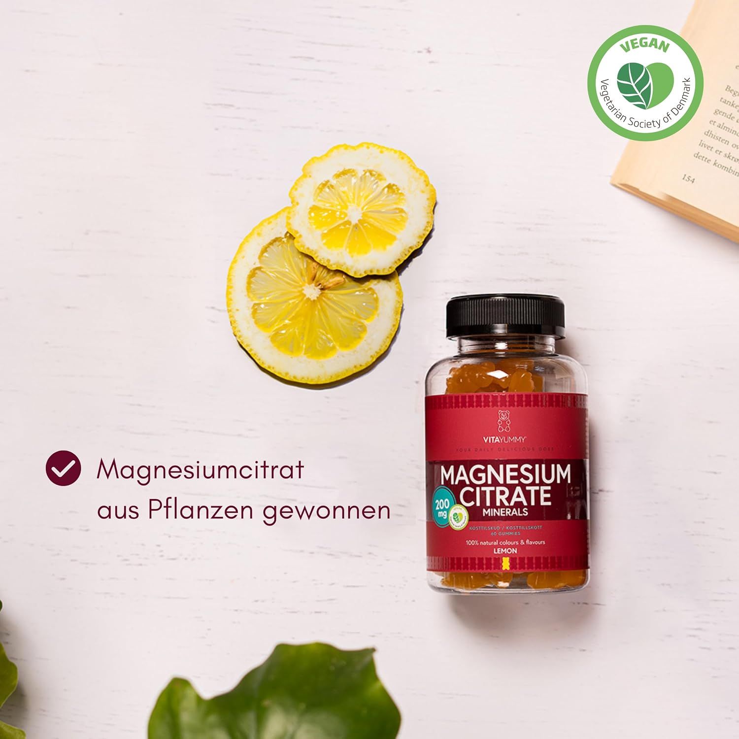 Flasche mit Magnesium Citrat Minerals. Vegan-Siegel. Zitronenscheiben liegen daneben.