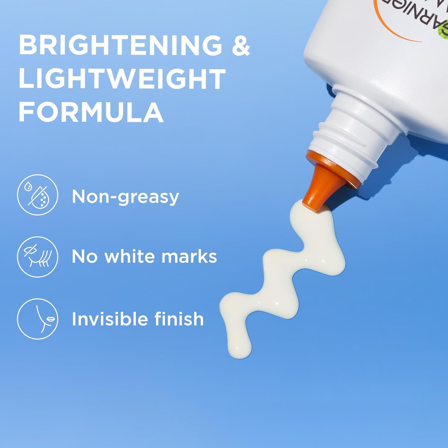 Weißes Garnier Ambre Solaire Super UV Fluid mit orangefarbenem Verschluss. Text: Nicht fettend, keine weißen Flecken, unsichtbares Finish.