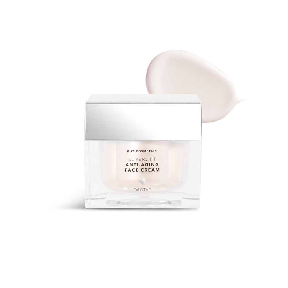 Quadratischer Tiegel mit weißem Deckel und Creme-Abstrich. Aufschrift: Superlift Anti-Aging Face Cream. Marke: KU2 Cosmetics.