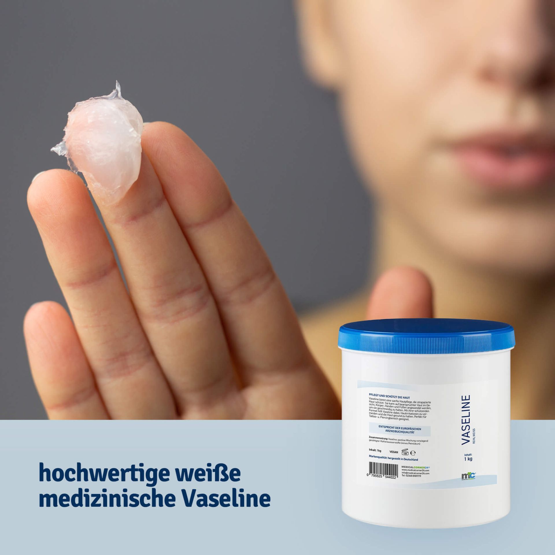 Person hält Vaseline auf Finger. Weißer Eimer mit blauem Deckel. Aufschrift: Vaseline. Text: hochwertige weiße medizinische Vaseline.