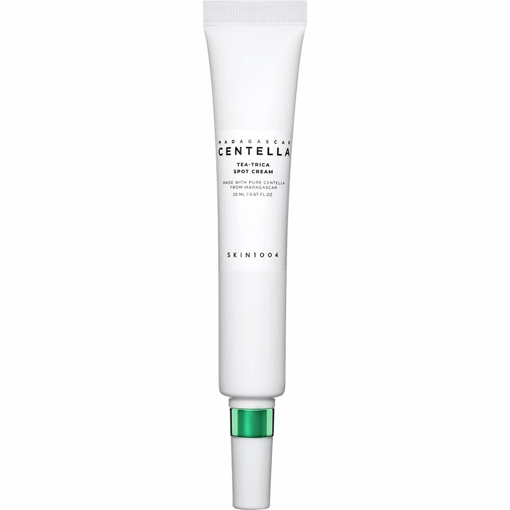 Weiße Tube mit grünem Akzent. Aufschrift: Centella Tea-Trica Spot Cream. Produkt für Hautunreinheiten.