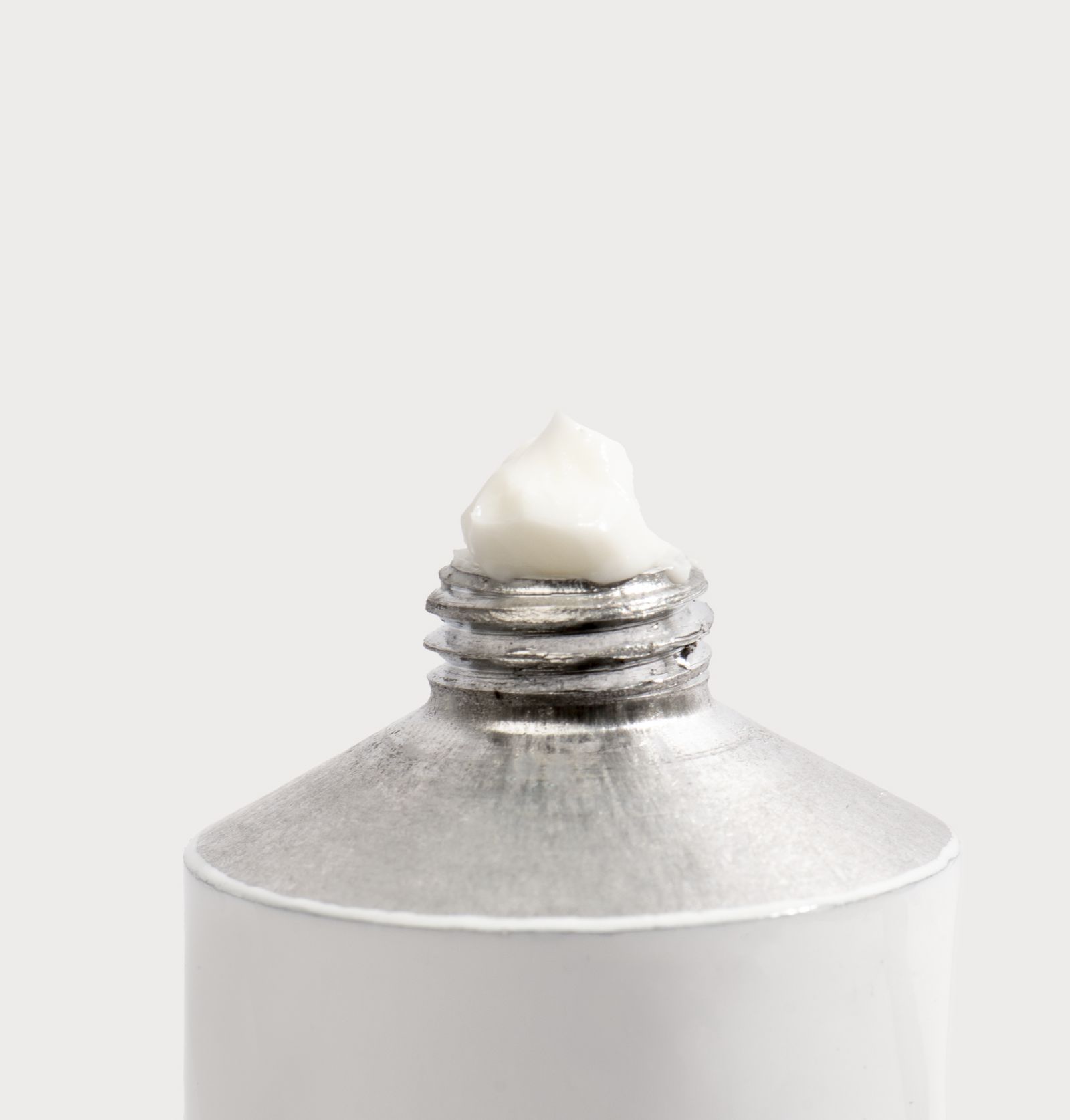 Nahaufnahme des Tubenauslasses mit Creme.