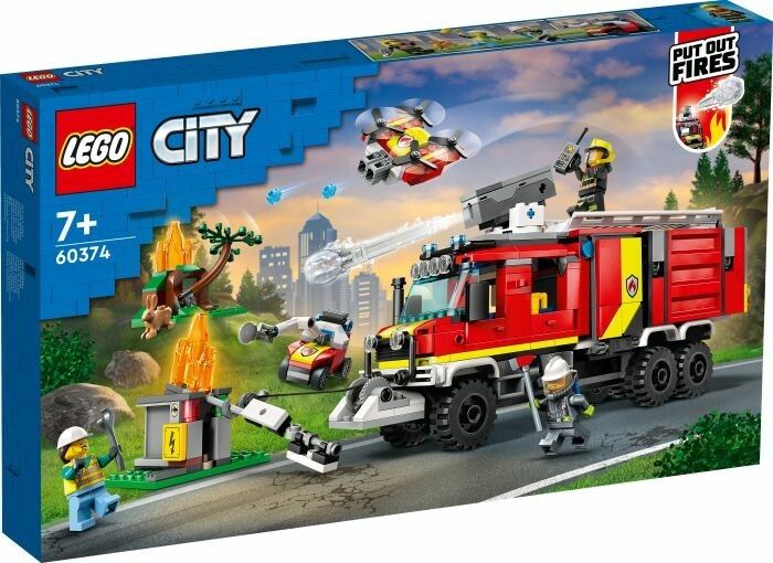LEGO City 60374 Autopompa dei Vigili del Fuoco. Il set mostra un'autopompa rossa e gialla con un cannone ad acqua estensibile. La confezione mostra un elicottero, un veicolo più piccolo e i vigili del fuoco che combattono un incendio. Il set è destinato a bambini dai 7 anni in su.