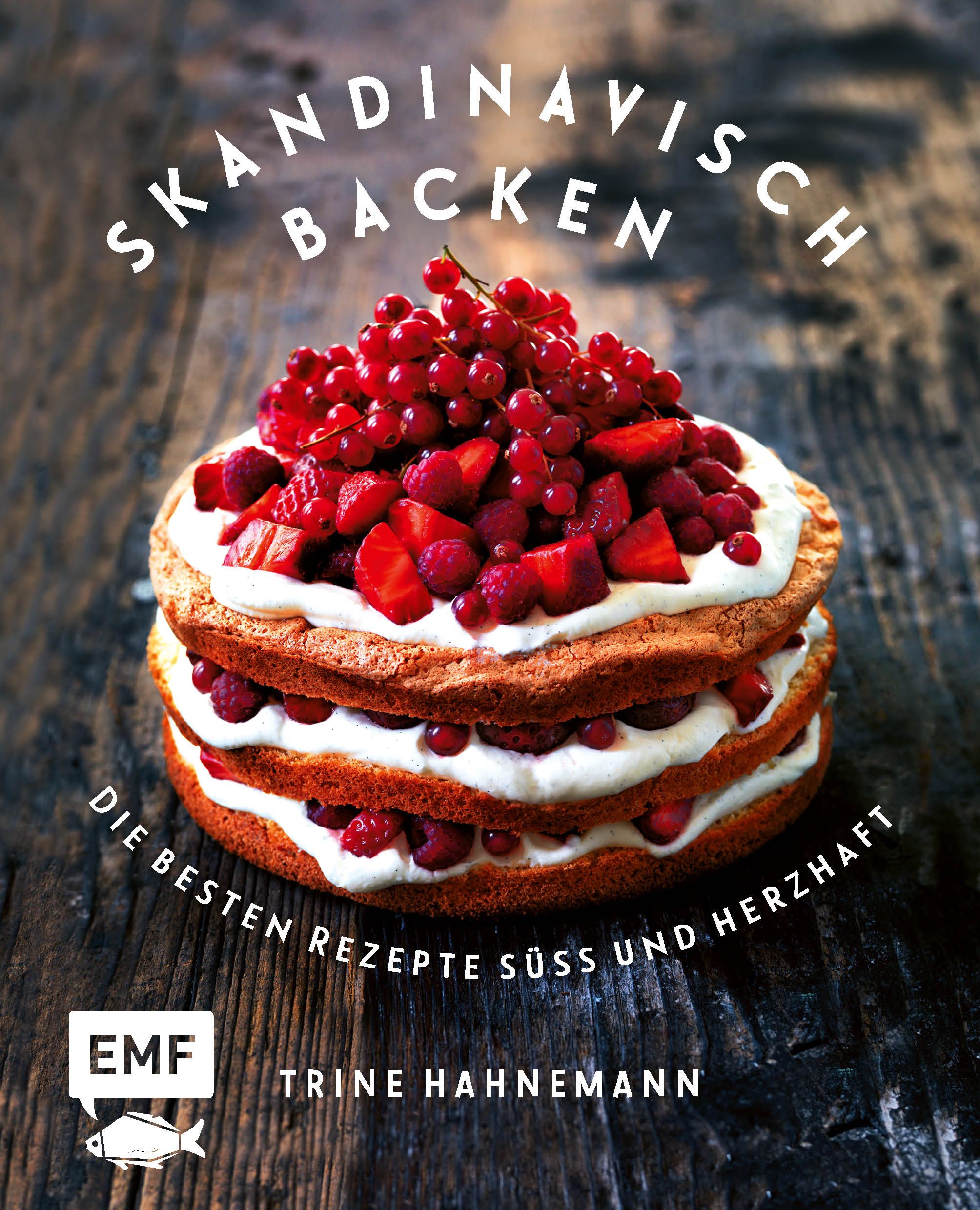 Buchcover mit Kuchen. Titel: Skandinavisch backen. Autor: Trine Hahnemann. Mit Beeren belegter Kuchen auf Holzuntergrund.