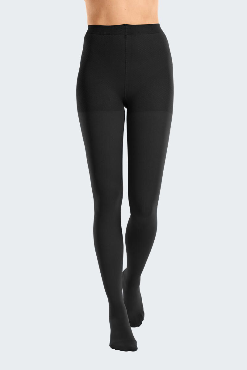 Schwarze Strumpfhose, Frontansicht. Blick auf die Beine einer Person. Das Produkt bedeckt die Füße.