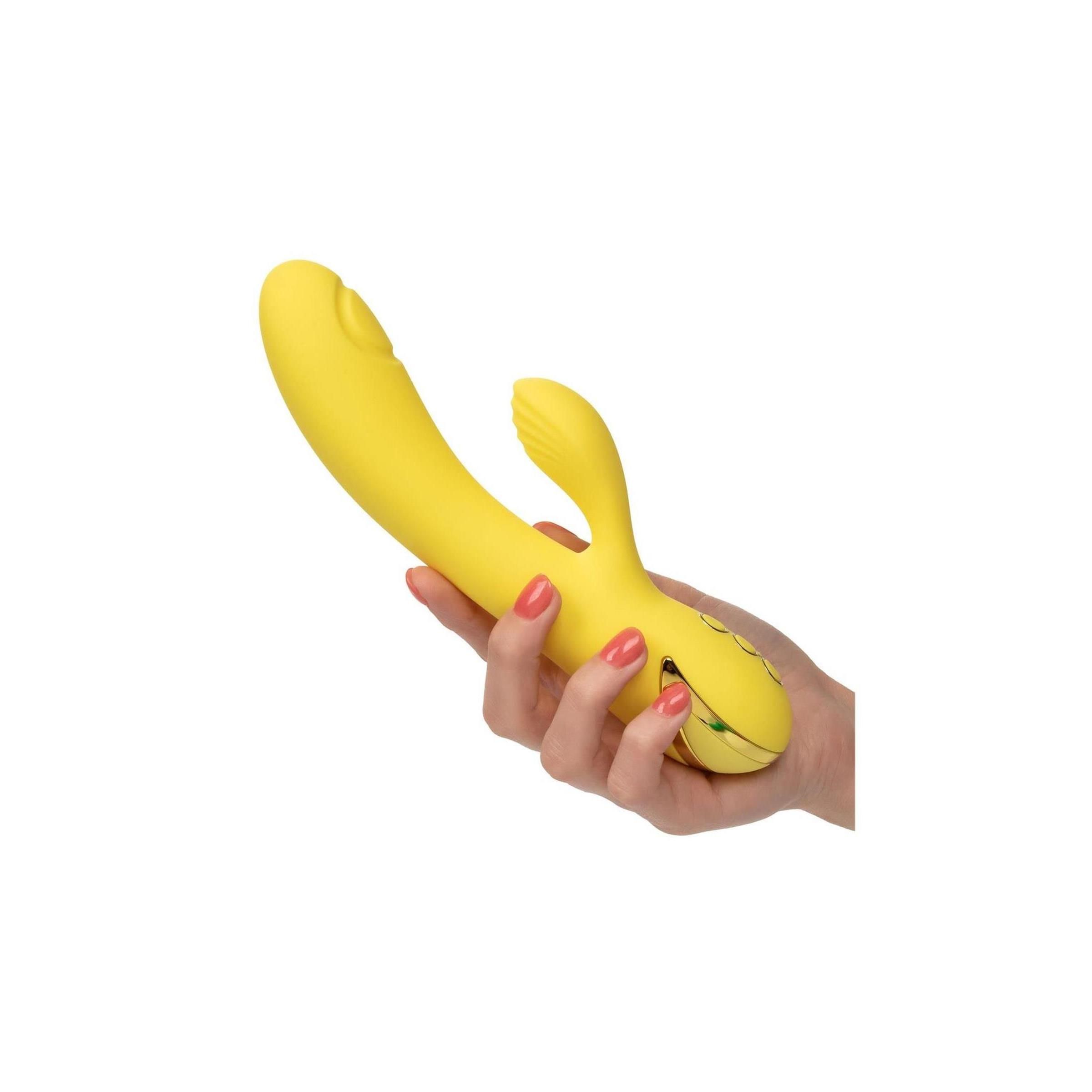 Gelbes Wellness-Produkt in einer Hand gehalten. Auf weißem Hintergrund. Rote Fingernägel.