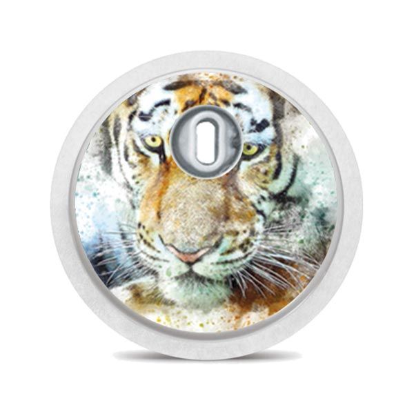 Runder Aufkleber mit Tigermotiv. Tigergesicht in Aquarelloptik. Weißer Rand, silberner Mittelteil.