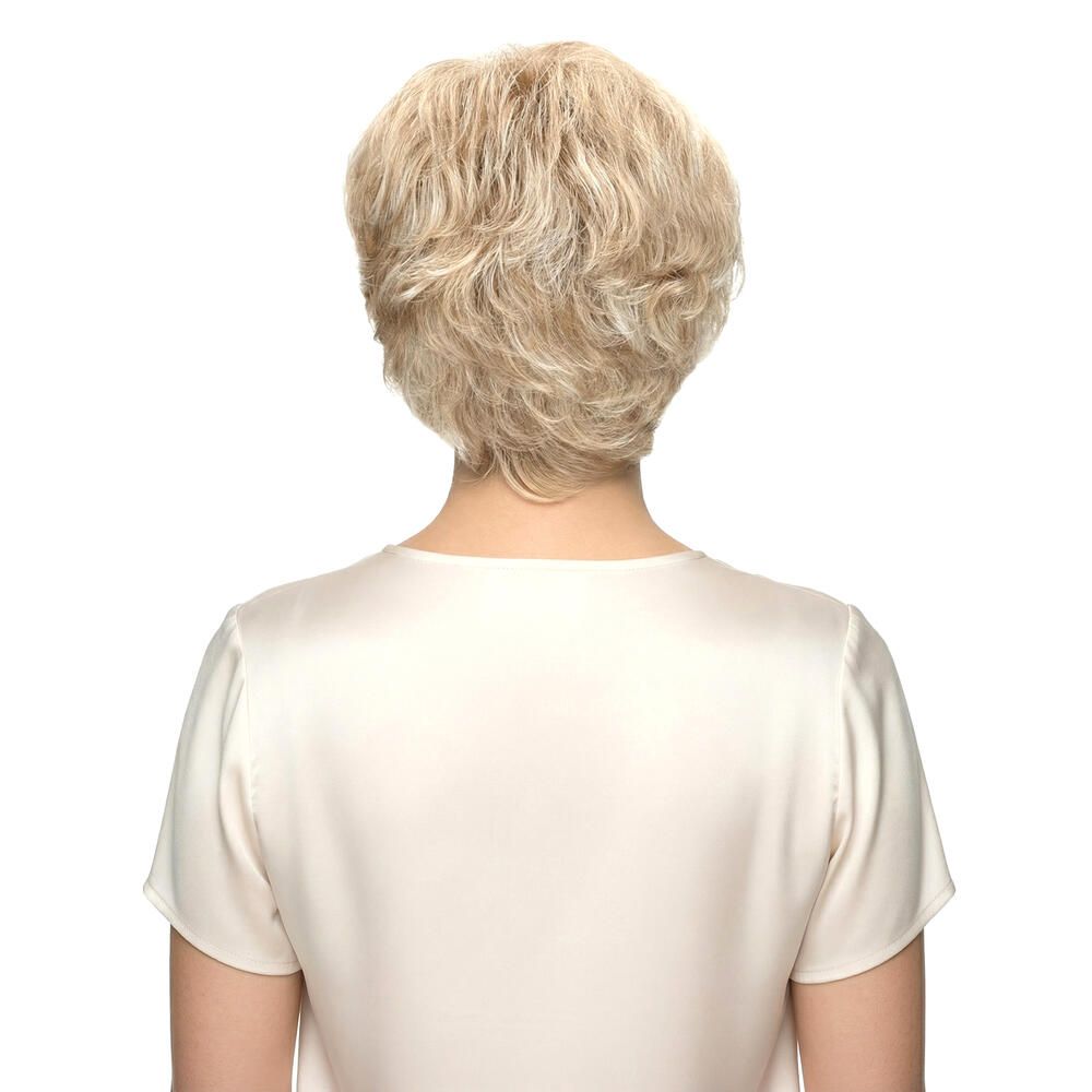 Kurzhaarperücke, blond, DELUXE BREMEN. Frau, Rückansicht. Helles Haar, kurze Frisur, weißes Oberteil.