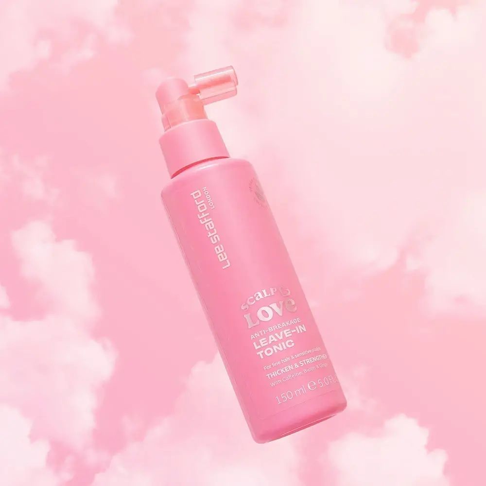 Rosa Flasche mit Sprühkopf, vor rosa Wolken. Beschriftung: Scalp Love, Leave-in Tonic, Lee Stafford.