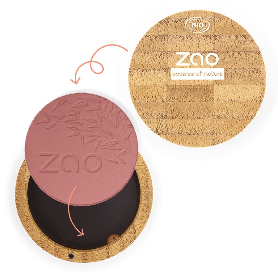 Runder, rosafarbener ZAO-Blush-Refill in Bambus-Kompaktverpackung. Deckel mit Bambusmuster und ZAO-Logo. BIO-Zertifizierung.
