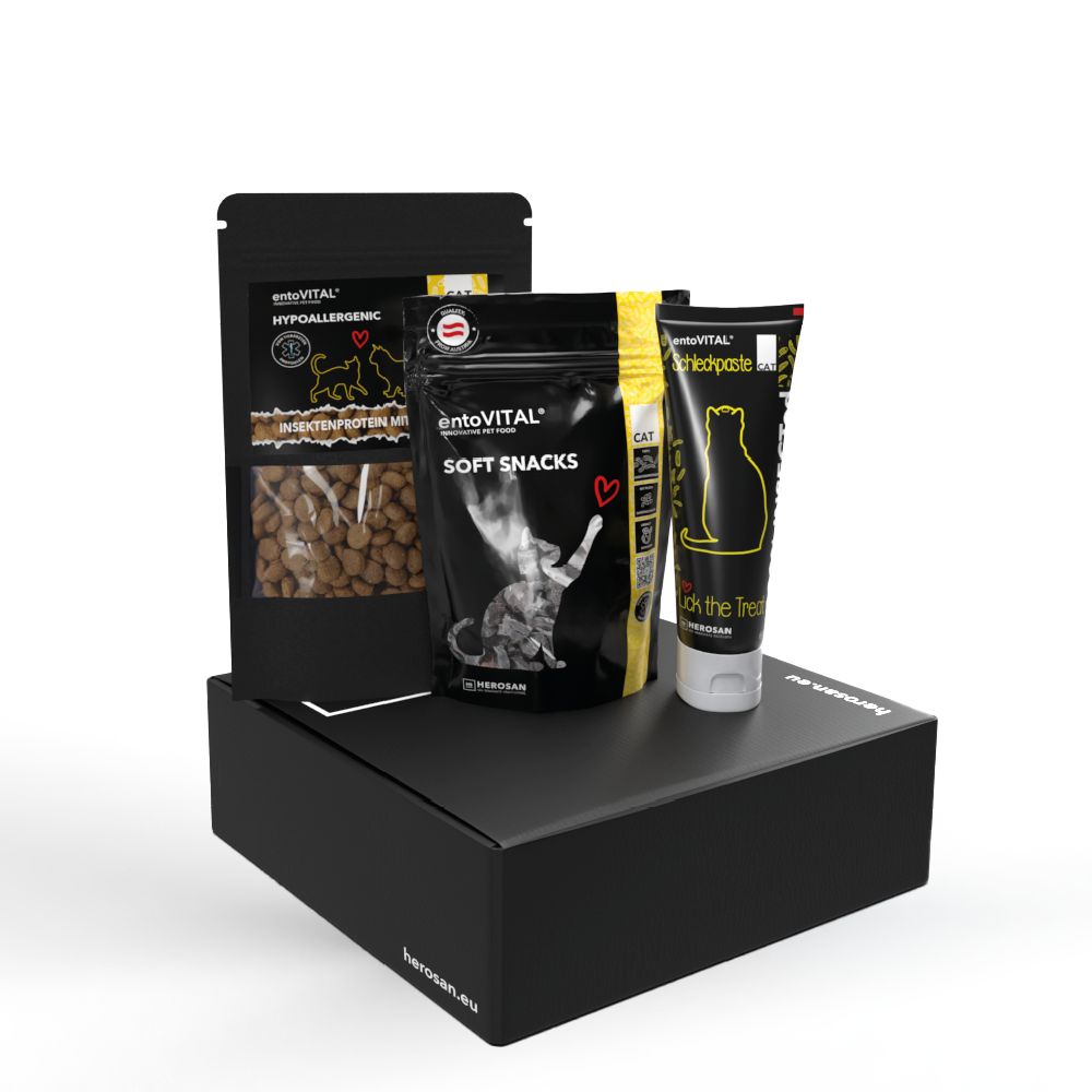 Schwarze Box mit drei Produktverpackungen: Beutel mit Trockenfutter, Beutel mit Snacks und Tube. Aufdrucke: entoVITAL, HYPOALLERGENIC.